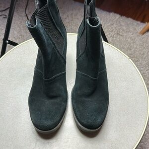 UGG Hazel Waterproof Chelsea Ankle Boots Black
Size 9 Lightly Used